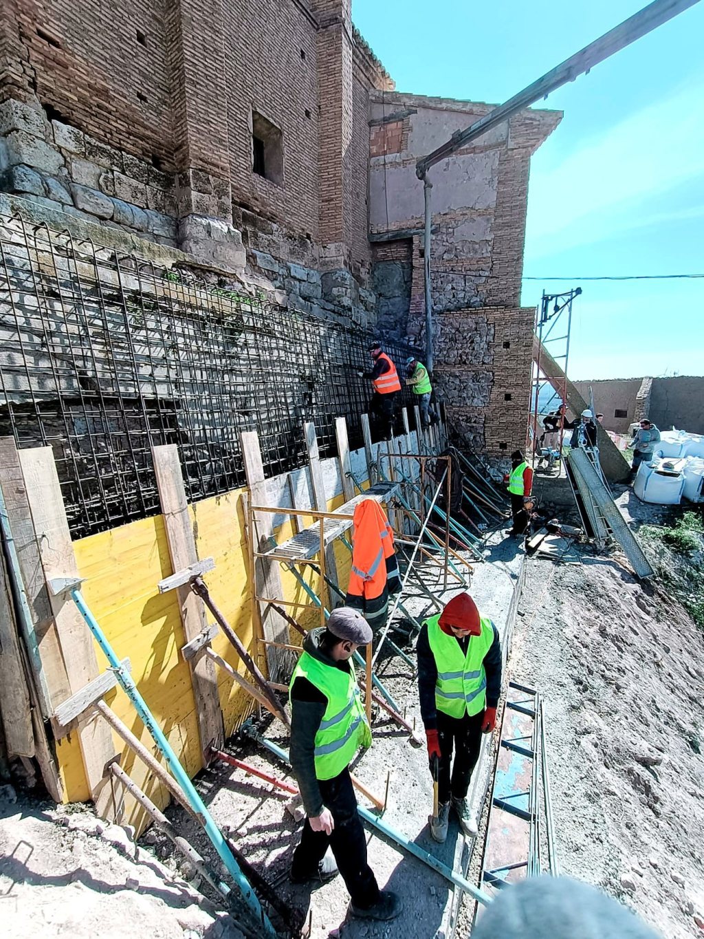 Encofrado y apuntalamiento de la zapata en la base de una iglesia histórica