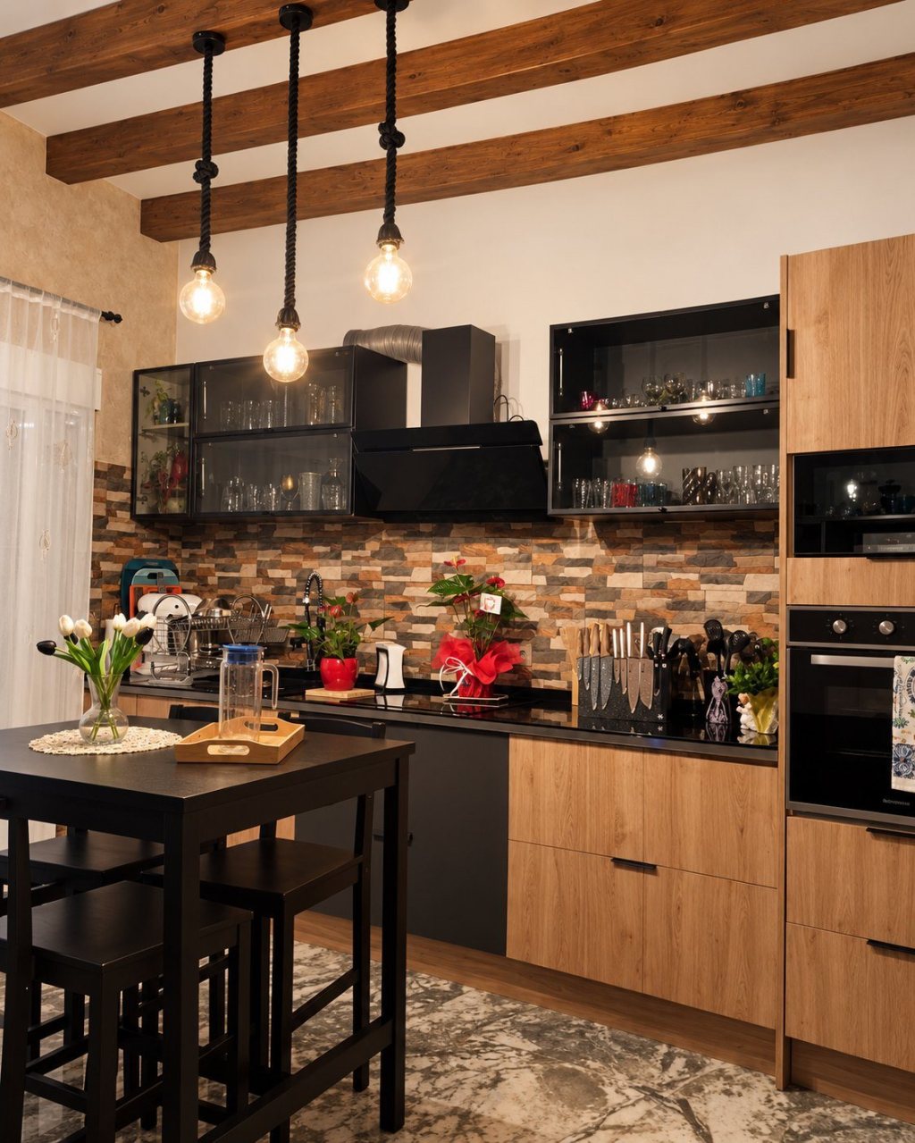 Cocina reformada con vigas de madera y frente de piedra
